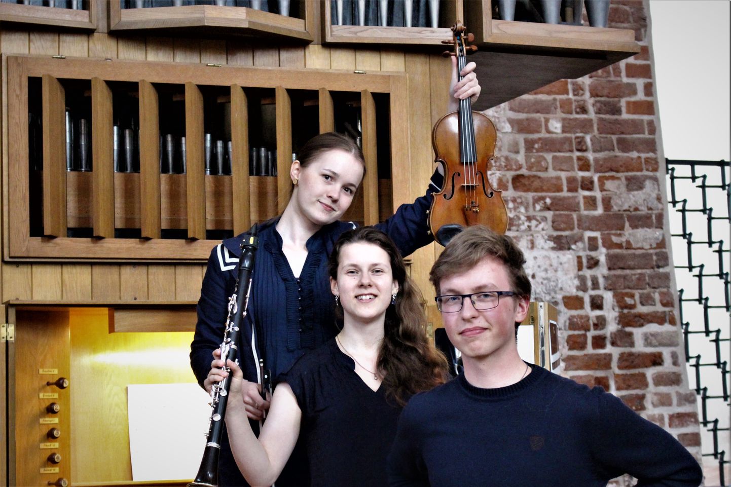 Saimi Kortelainen viiuliga, Erle Kont klarnetiga ja kõige ees organist Arno Humal ehk noored talendid, kes Tartust Euroopa muusikakõrgkoolidesse lennanud.
