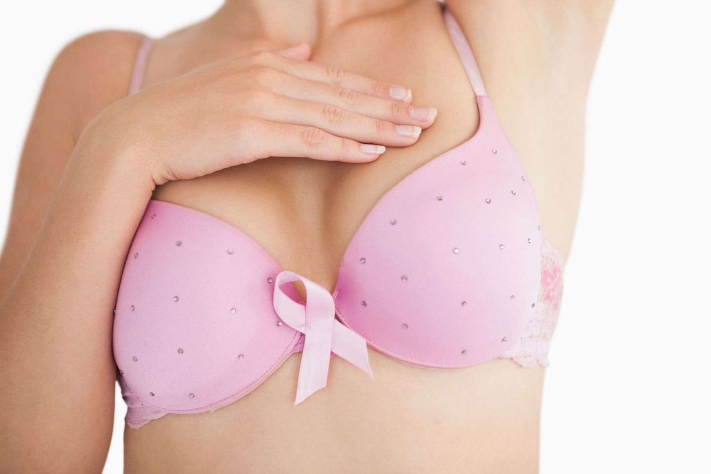 Arstid soovitavad naistel vähi varajaseks avastamiseks  regulaarselt rindu kontrollida.