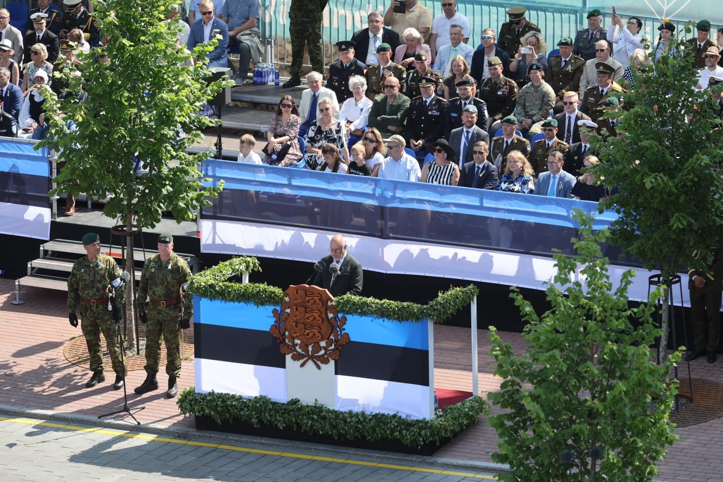 President Alar Karis pidamas kõnet Viljandis Vabaduse platsil.