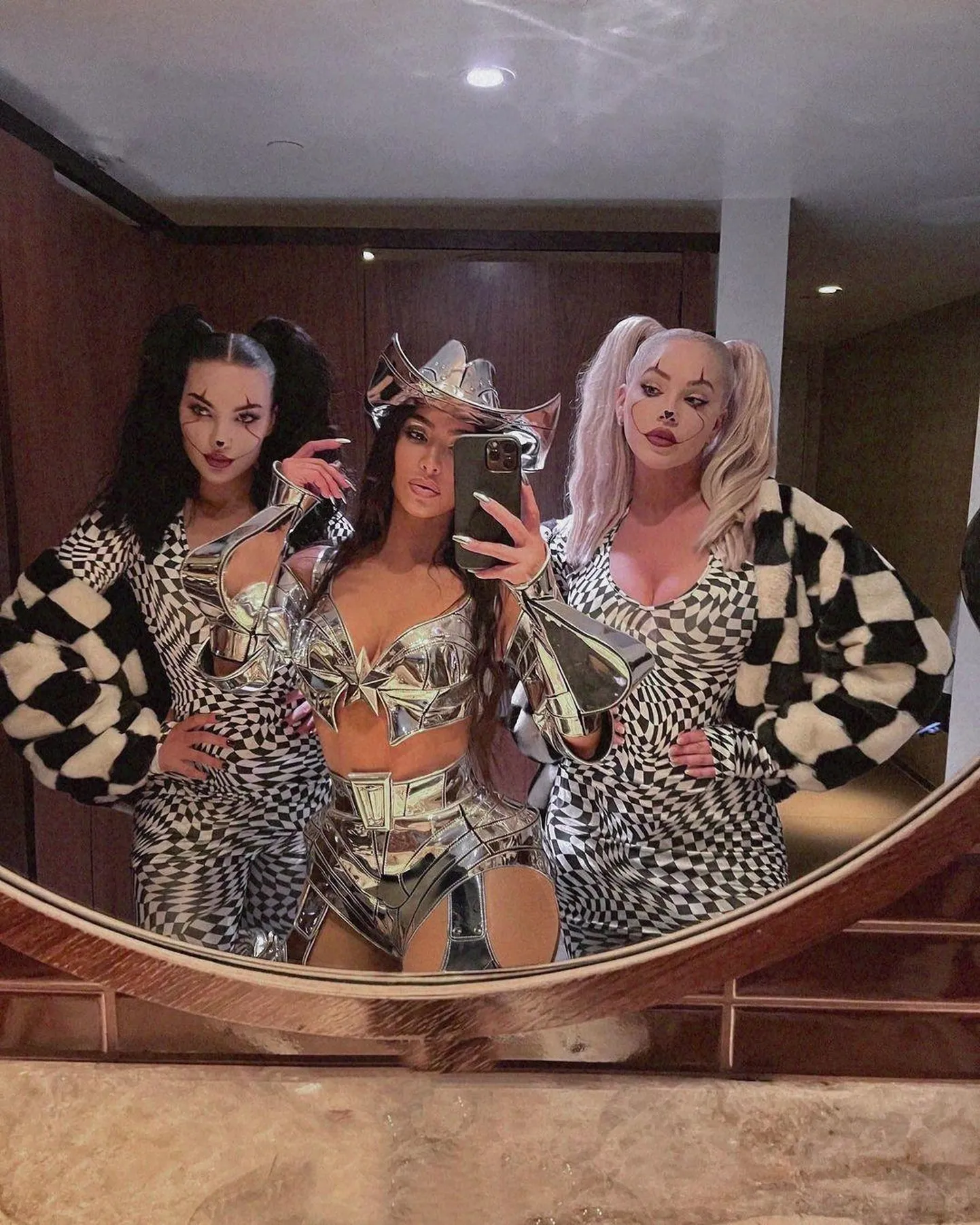 Kim Kardashian (keskel) Thierry Mugleri disainitud Halloweeni-kostüümis eelmisel aastal.