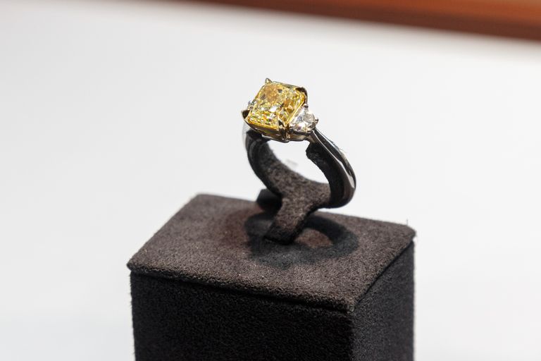 Кольцо с желтым бриллиантом в 3 карата, 35 000 евро. Бутик  HEARTS Fine Jewellery