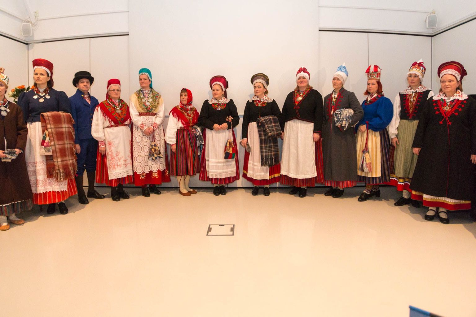 Pärnu muuseumis esitlesid omavalmistatud rahvarõivaid Pärnu- ja Läänemaal elavad naised, kellel kulus kogu komplekti algusest lõpuni tegemiseks, alates seelikukanga kudumisest kuni suurrätini välja kaks aastat.