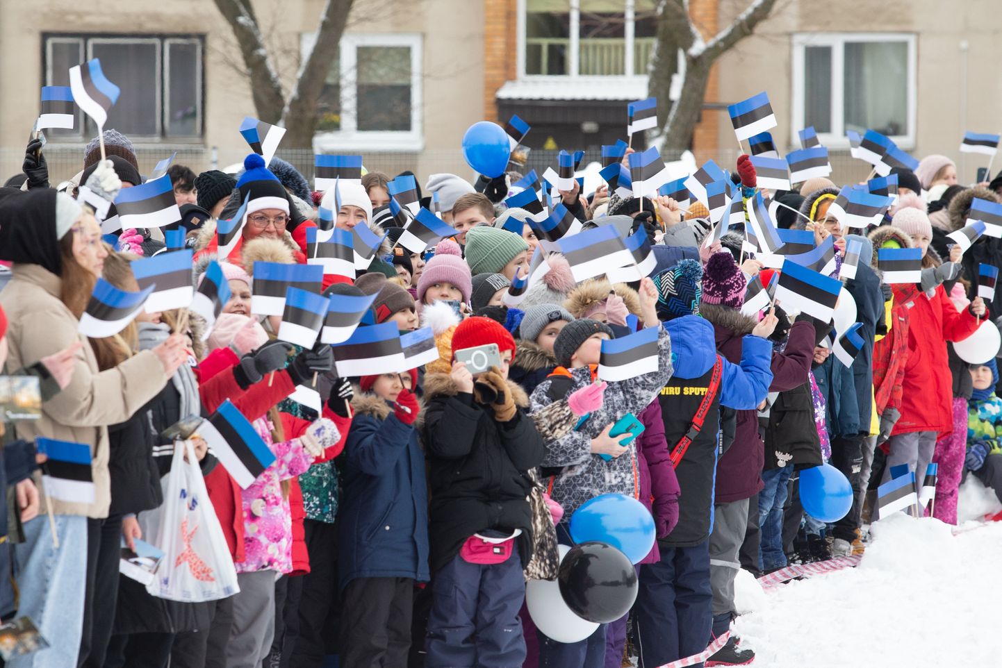 В традиционном для Кохтла-Ярве праздновании дня рождения Эстонской Республики под открытым небом принимают участие школы и детские сады.