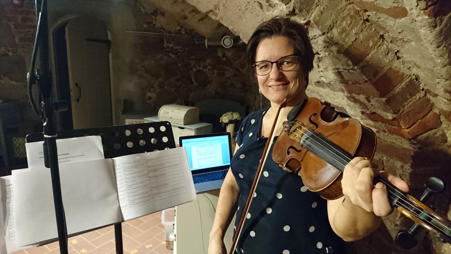Mooste rahvamuusikakooli direktor Krista Sildoja viiuliharjutusi mängimas.