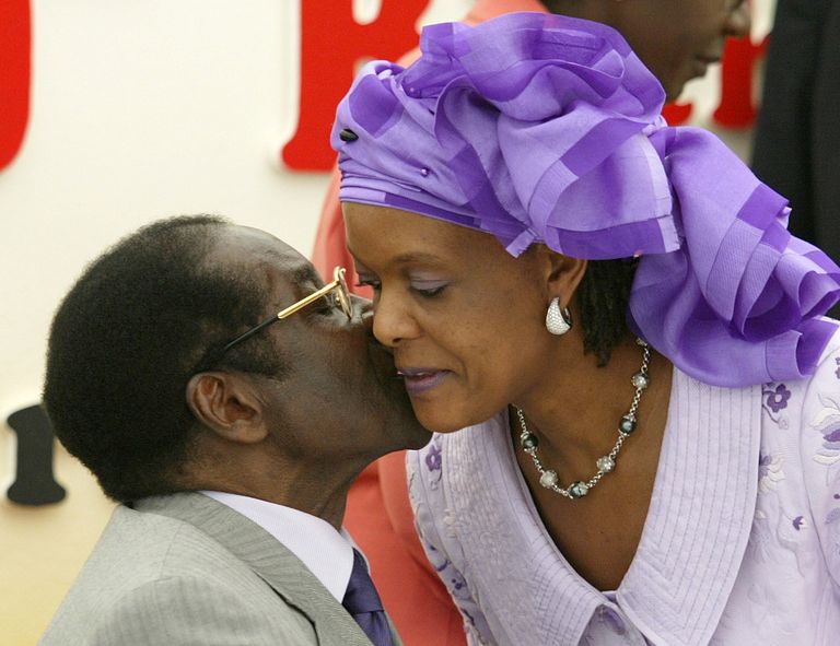 Zimbabwe president Robert Mugabe ja ta naine Grace Mugabe 2004