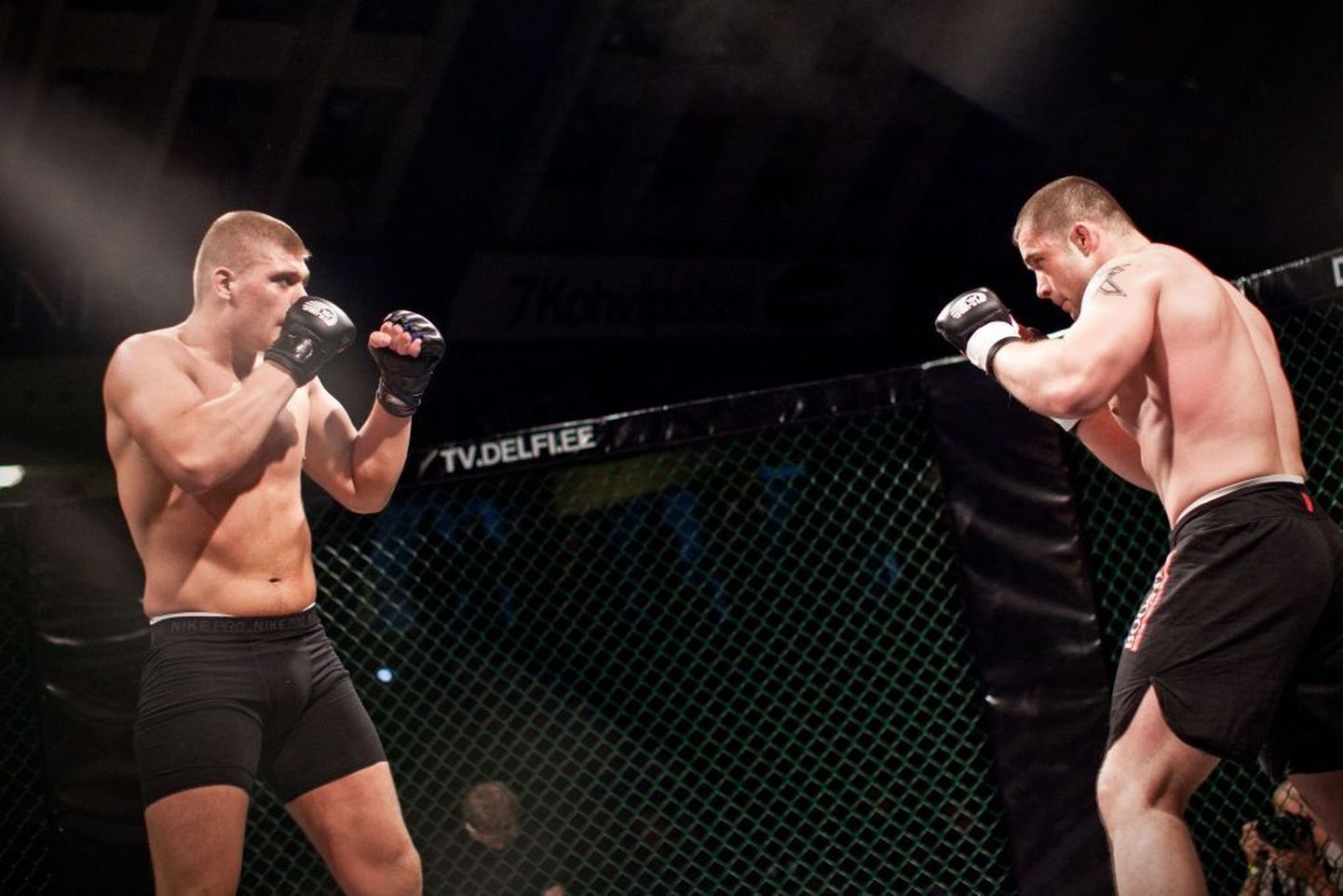 Alik Tseiko (paremal) võitlemas Deniss Smoldarjoviga.