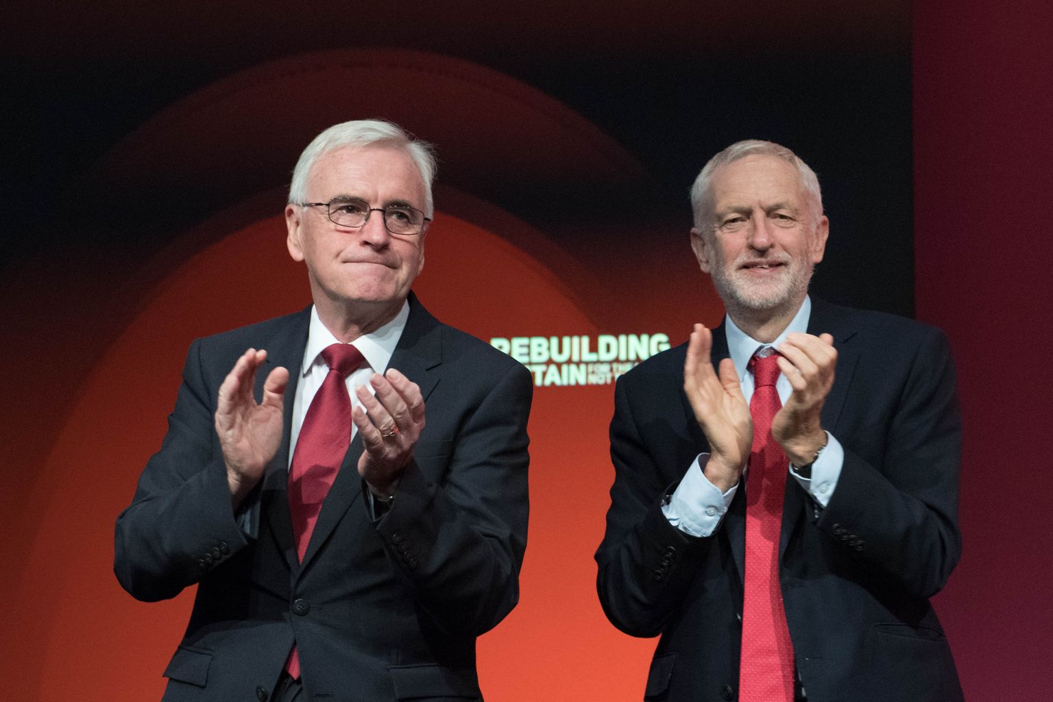 Briti tööpartei juht  Jeremy Corbyn (paremal) varivalitsuse rahandusminister John McDonnell.
