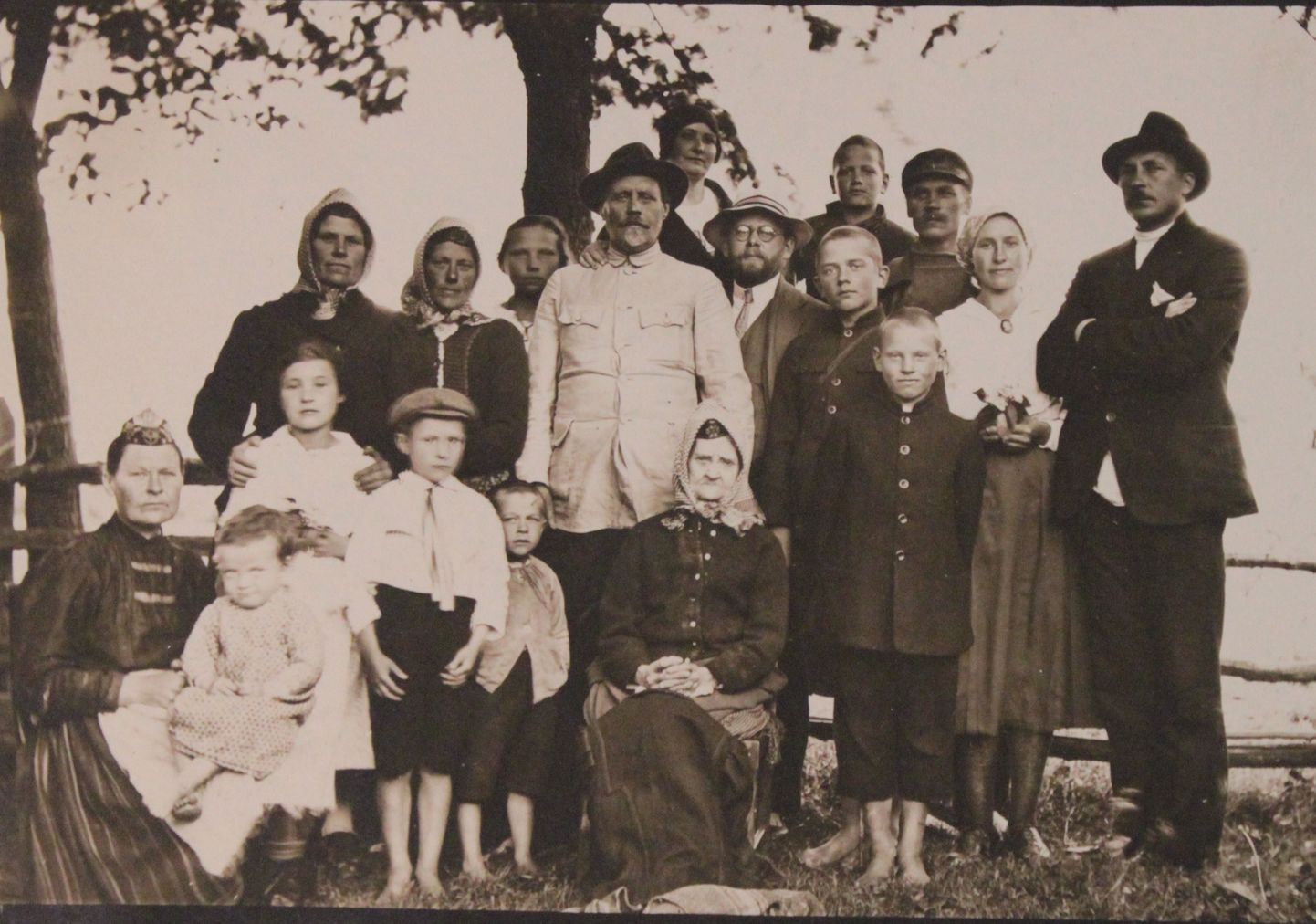 GEORG VILTO (1892–1964; seisab paremal), Muhu kooliõpetaja ja ühiskonnategelane koos oma sugulastega: koolitegelase ja tsensori Timotheus Kuusikuga (1863–1940; keskel) tema kõrval poeg Aleksis Kuusik (1886–1956), kes oli Tallinna Gustav Adolfi gümnaasiumi direktor kogu Teise maailmasõja eelse aja ja ka pärast sõda. Ees keskel istub Timotheuse ema Kadri Kuusik (s Kipper 1937–1929), kes oli Muhus tuntud pulmalaulik ja kelle laulud poeg Eesti rahvaluule arhiivi jaoks üles kirjutas.