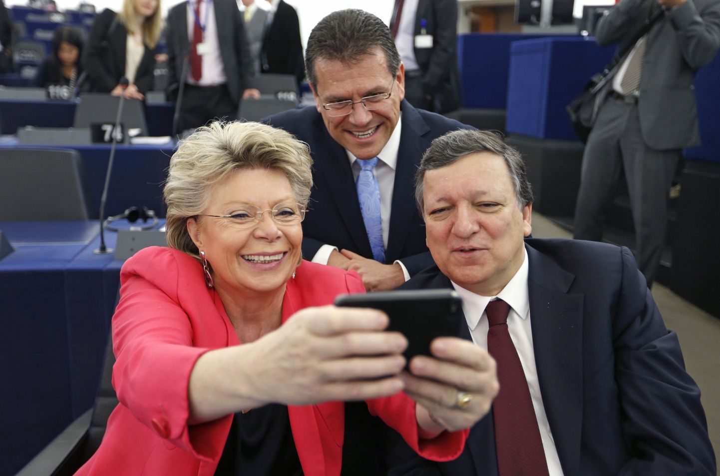 Jose Manuel Barroso (paremal),Maros Sefcovic ja Viviane Reding selfie´t tegemas