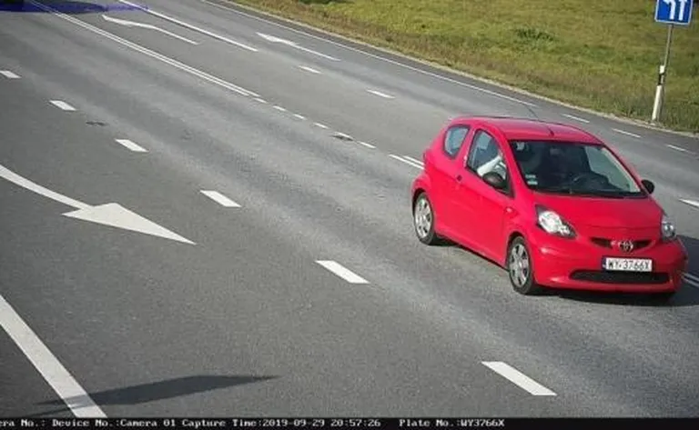 Punane auto, millega kelmid ringi sõitsid.