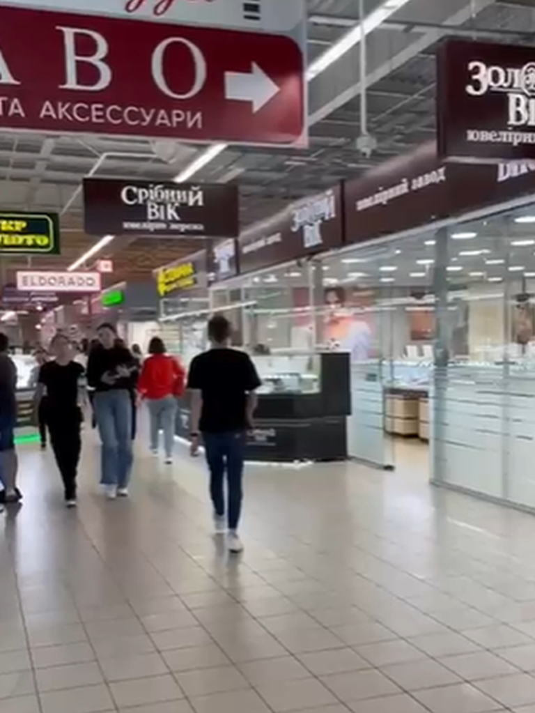Еще за два дня до удара торговый центр Кременчуга работал в обычном режиме