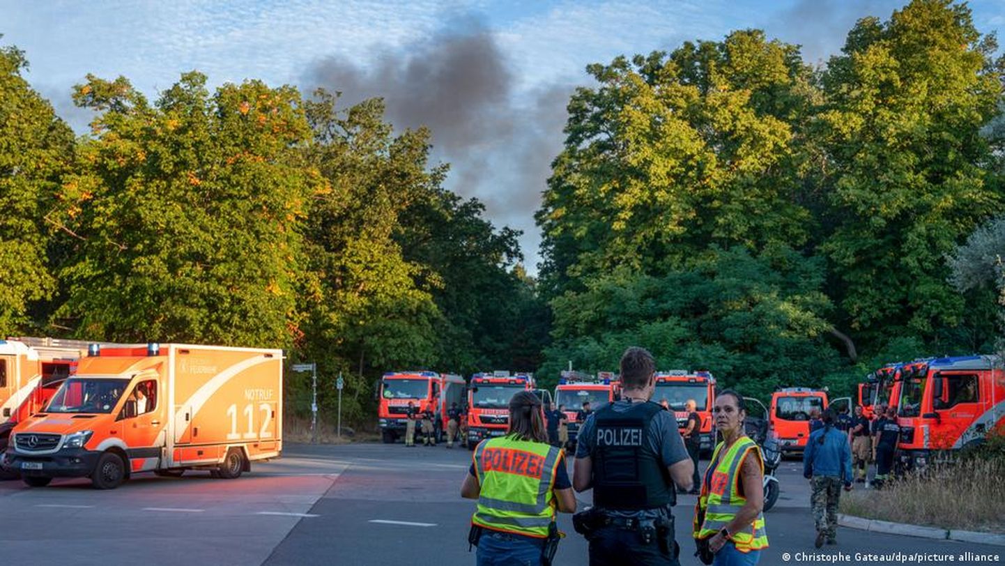 Пожарные автомобили и полиция в районе Груневальд