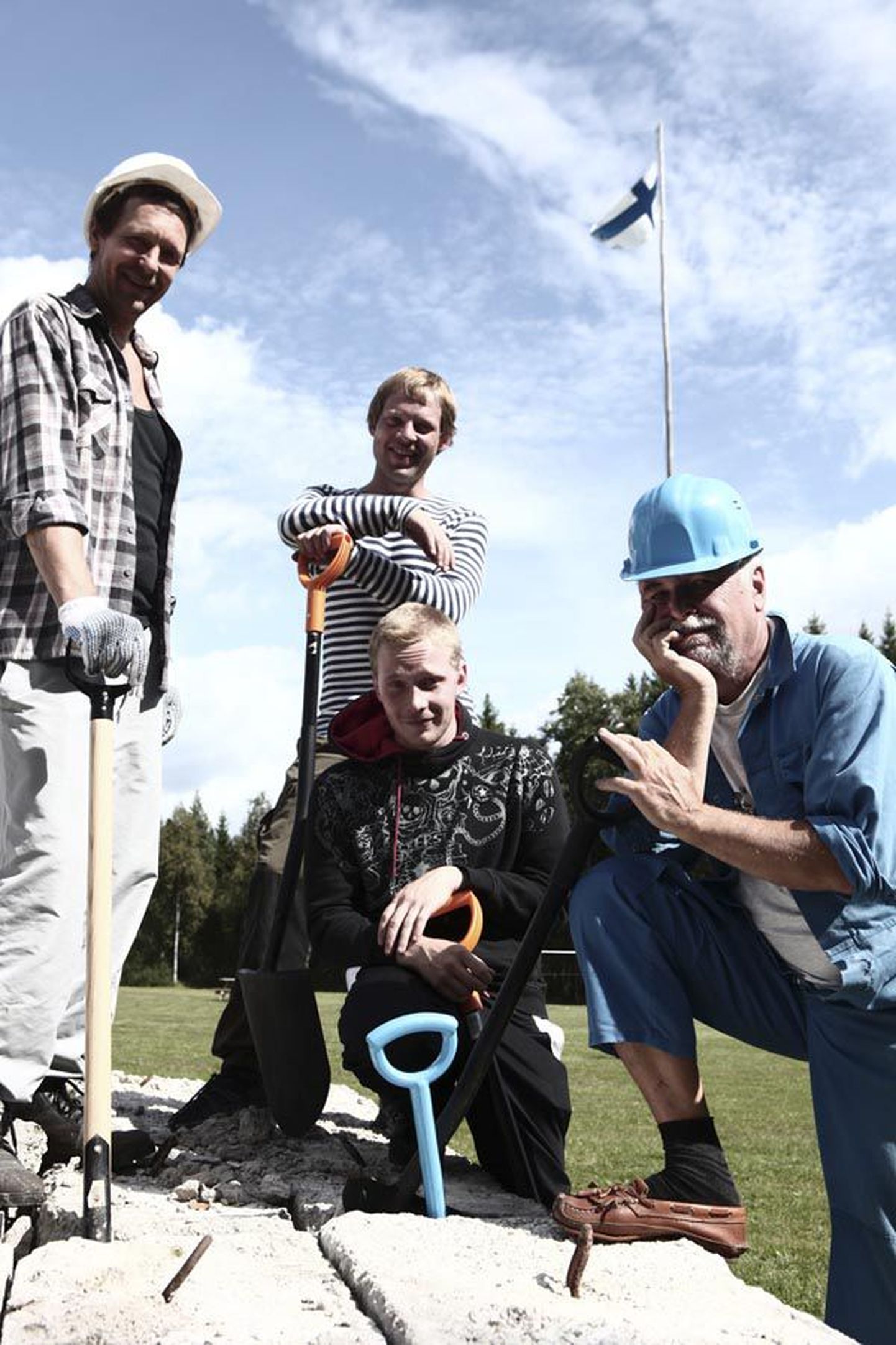 Seriaali «Kalevipojad» keskmes on neli eesti meest, kes proovivad end Soomes ehitajatena ära elatada. Neid kehastavad (vasakult) Ivo Uukkivi, Andres Mähar, Pääru Oja ja Vello Janson.