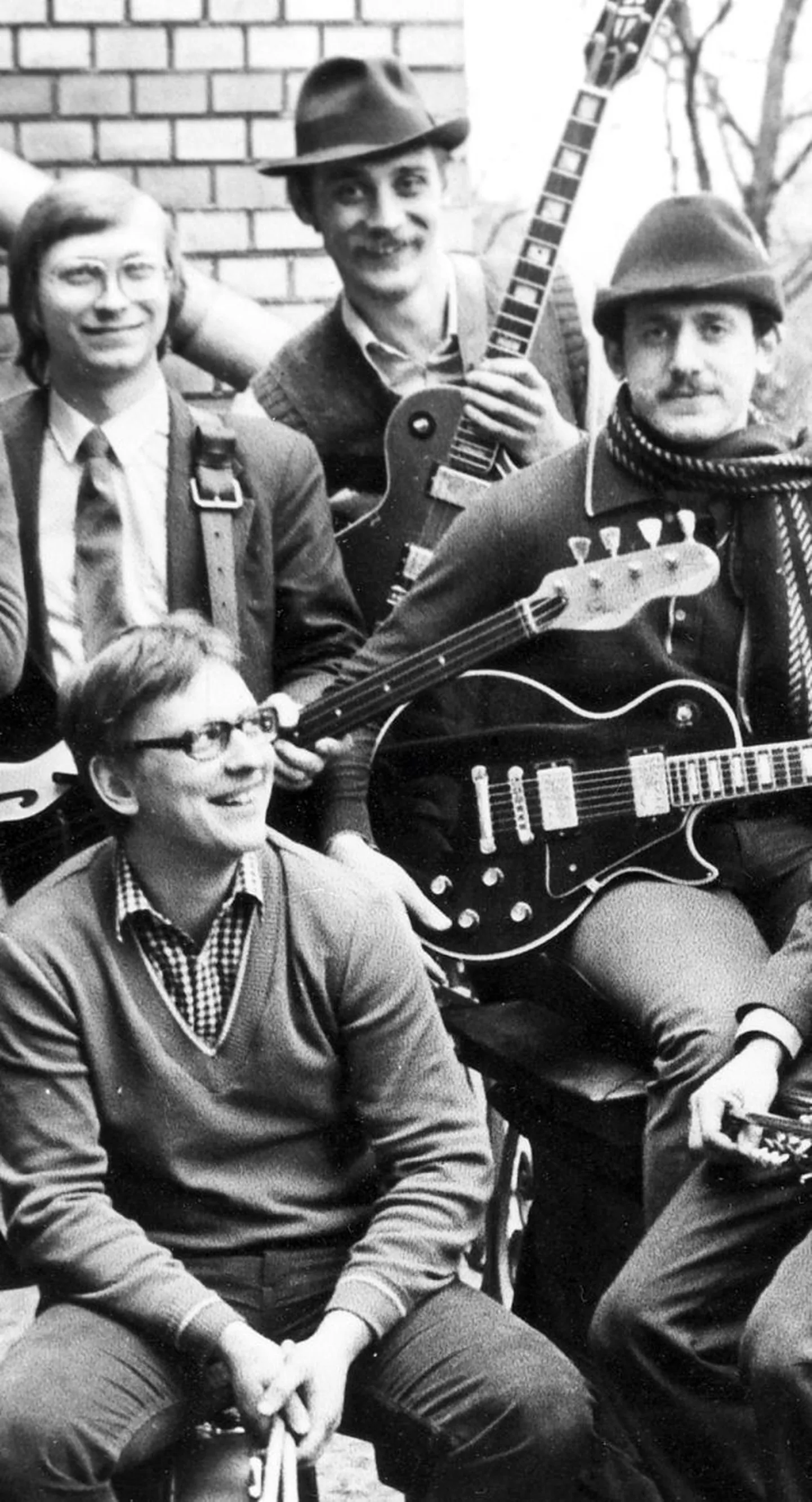 Aivar Tommingas (taga pikim) mängis 1980ndatel ansamblis Kolmikhüpe, kuhu kuulusid veel Aleksander Sõrtsov (vasakul, elab nüüd Lätis), Jüri Rosenfeld (paremal, elab Soomes) ja Ove Maidla (ees, elab Tartus).