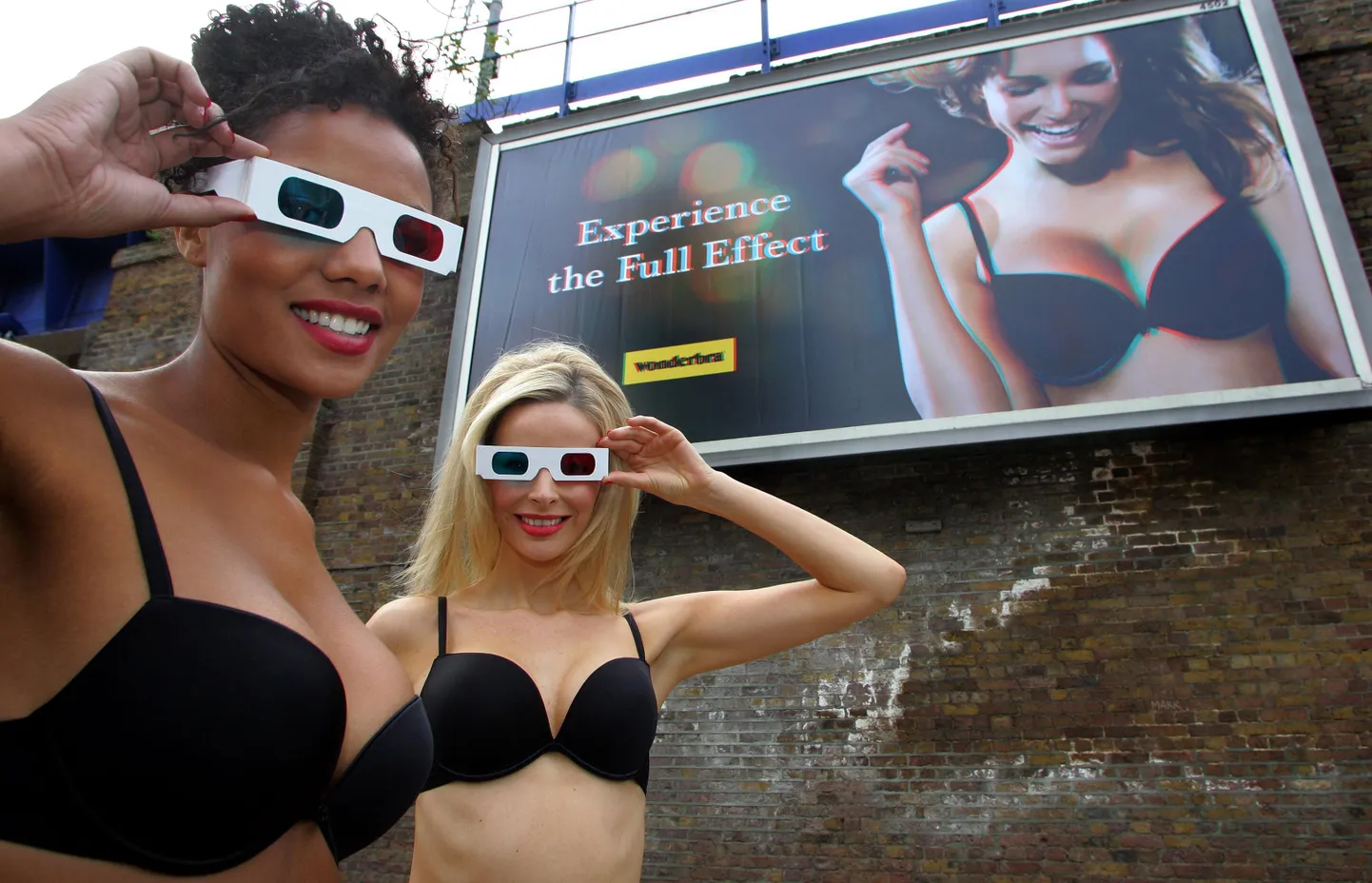 Wonderbra reklaam Londonis