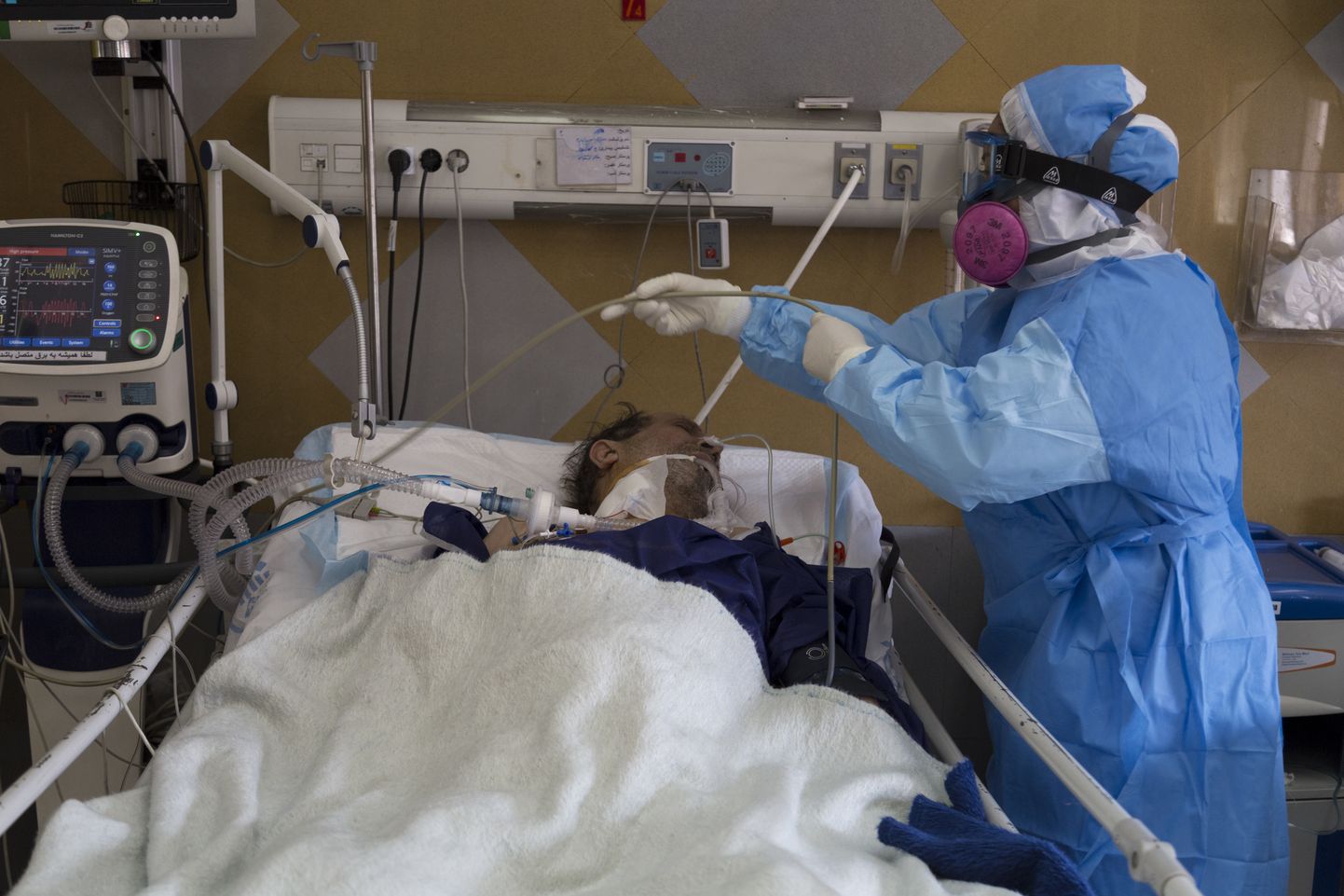 Koroonaviirusesse nakatunu eest hoolitsemine Iraani pealinna Teherani haiglas. Iraanis on võimude teatel haiguse seljatanud kaks eakat inimest.
