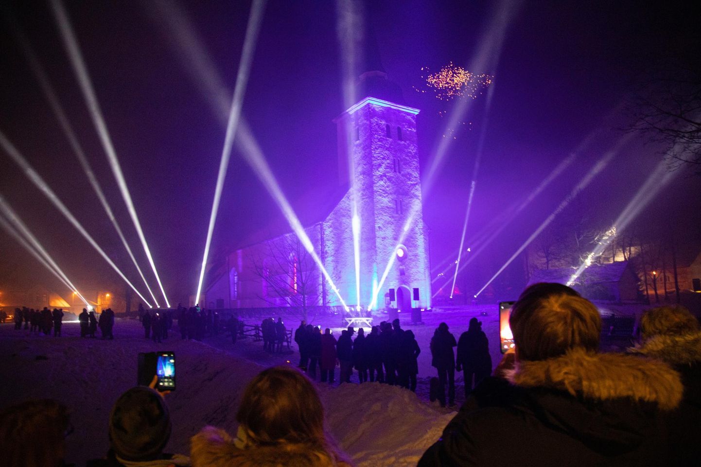 Tänavuse aasta saabumist tähistati Viljandi Jaani kiriku juures valgus- ja heliinstallatsiooniga "Wiljandi wirwalised".