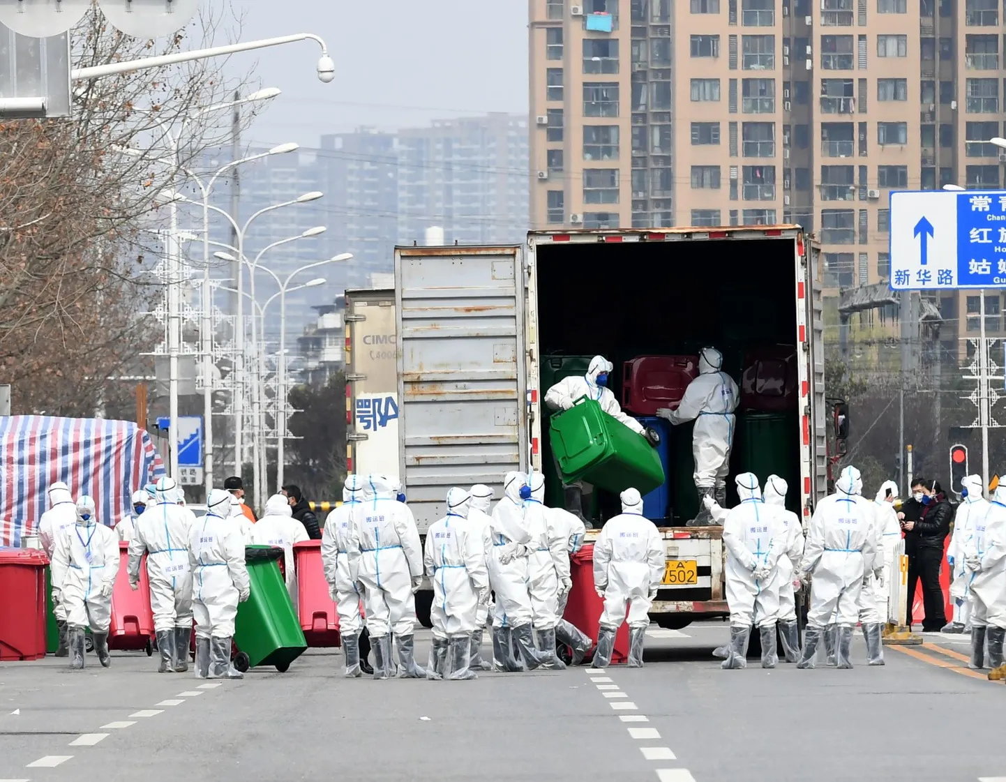 Kaitseülikondades töötajad desinfitseerimas turgu Hiinas Huananis.