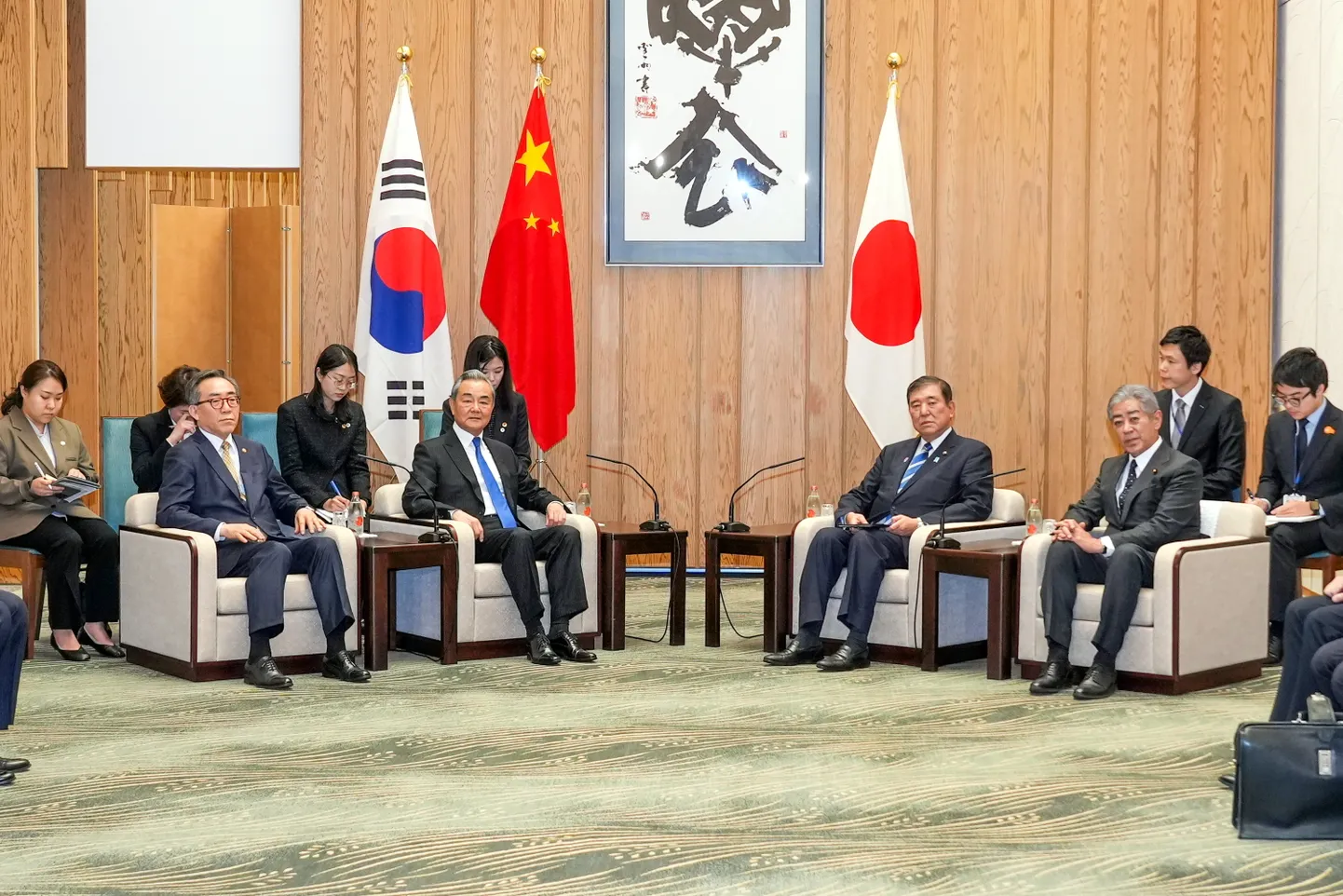 Lõuna-Korea välisminister Cho Tae-yul, Hiina välisminister Wang Yi ja Jaapani välisminister Takeshi Iwaya kohtusid viisakusvisiidi raames saareriigi valitsusjuhi Shigeru Ishibaga (keskel paremal).