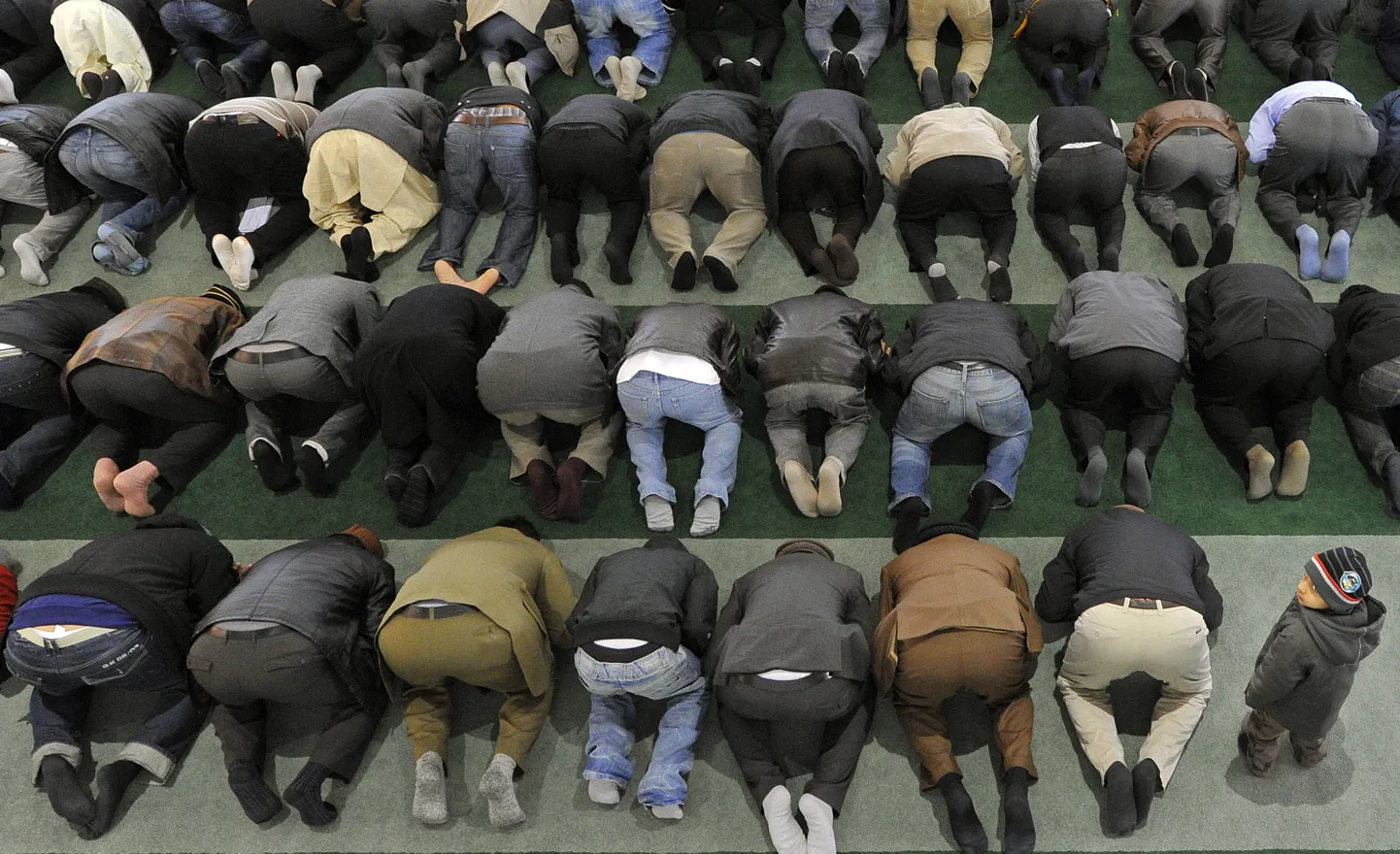 Usklikus ühes Londoni mošees palvetamas.