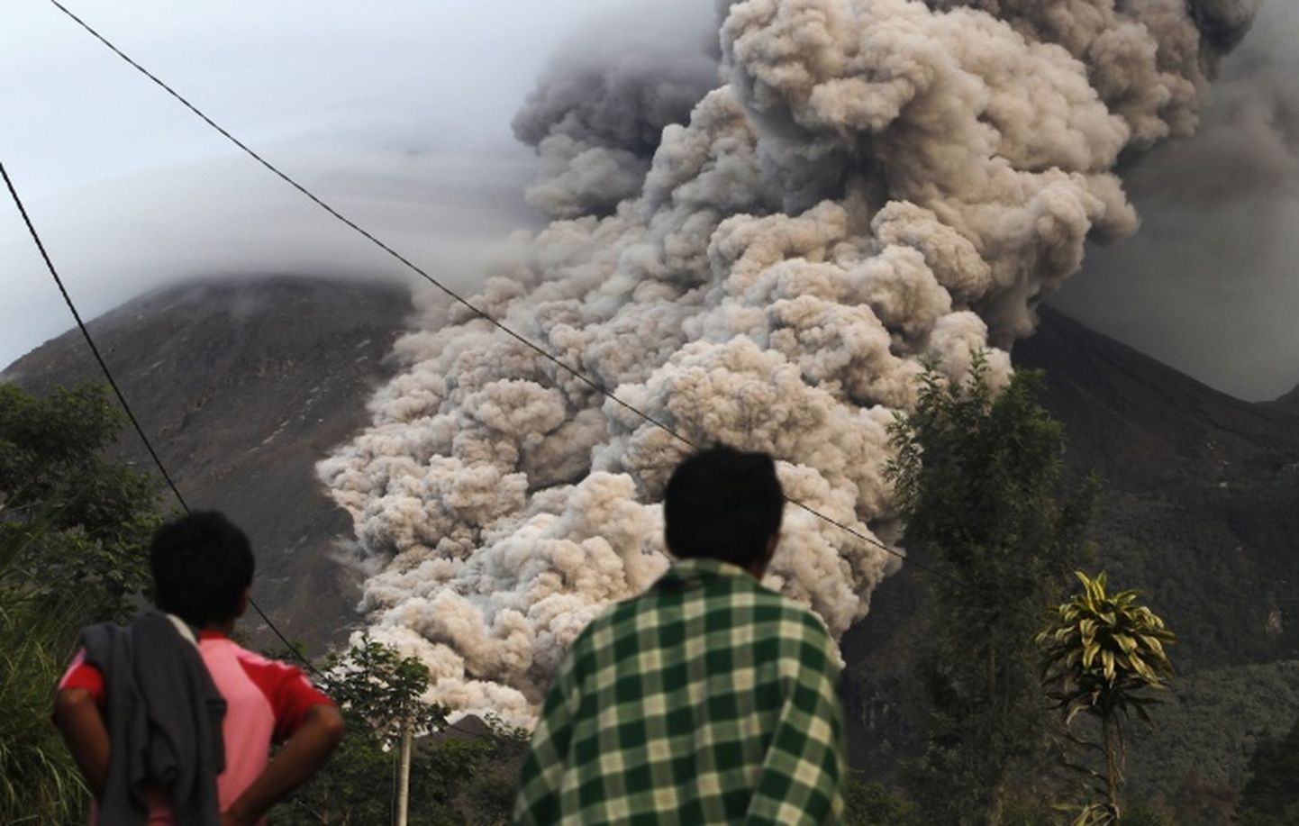 В Индонезии из вулкана эвакуировали более 500 альпинистов
