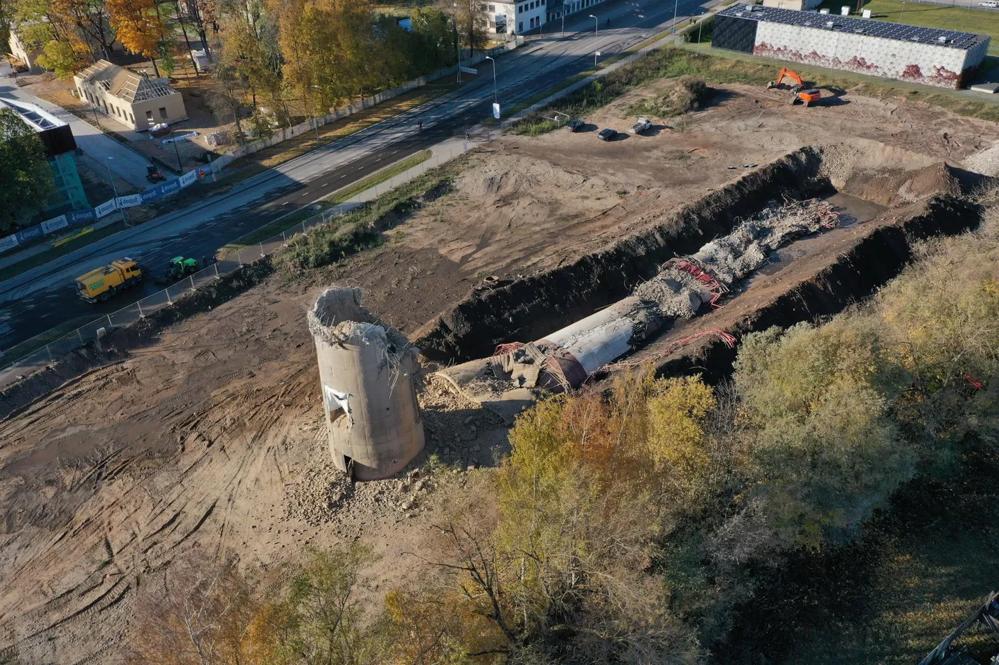 Keskkatlamaja korstna vare pärast langetamist.