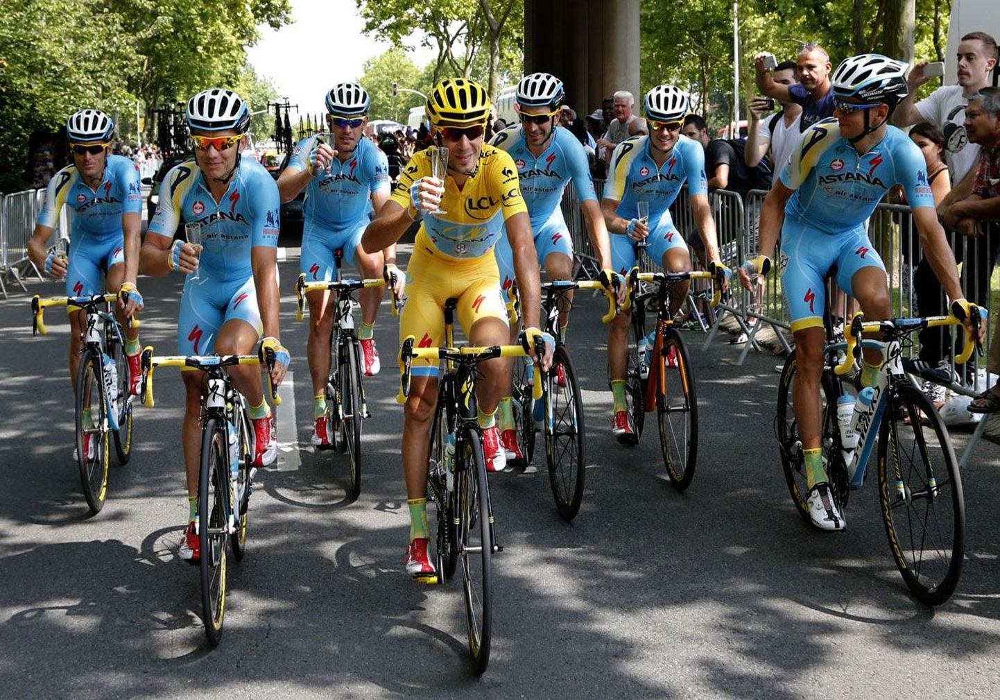 Команда Astana начала последний этап Tour de France с традиционного бокала шампанского. В желтой майке – победитель Tour de France в нынешнем году итальянец Винченцо Нибали, справа – его помощник, один из лучших эстонских велогонщиков Танель Кангерт.