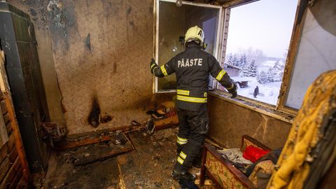 В Таллинне в многоквартирном доме вспыхнул пожар: один взрослый и двое детей доставлены в больницу