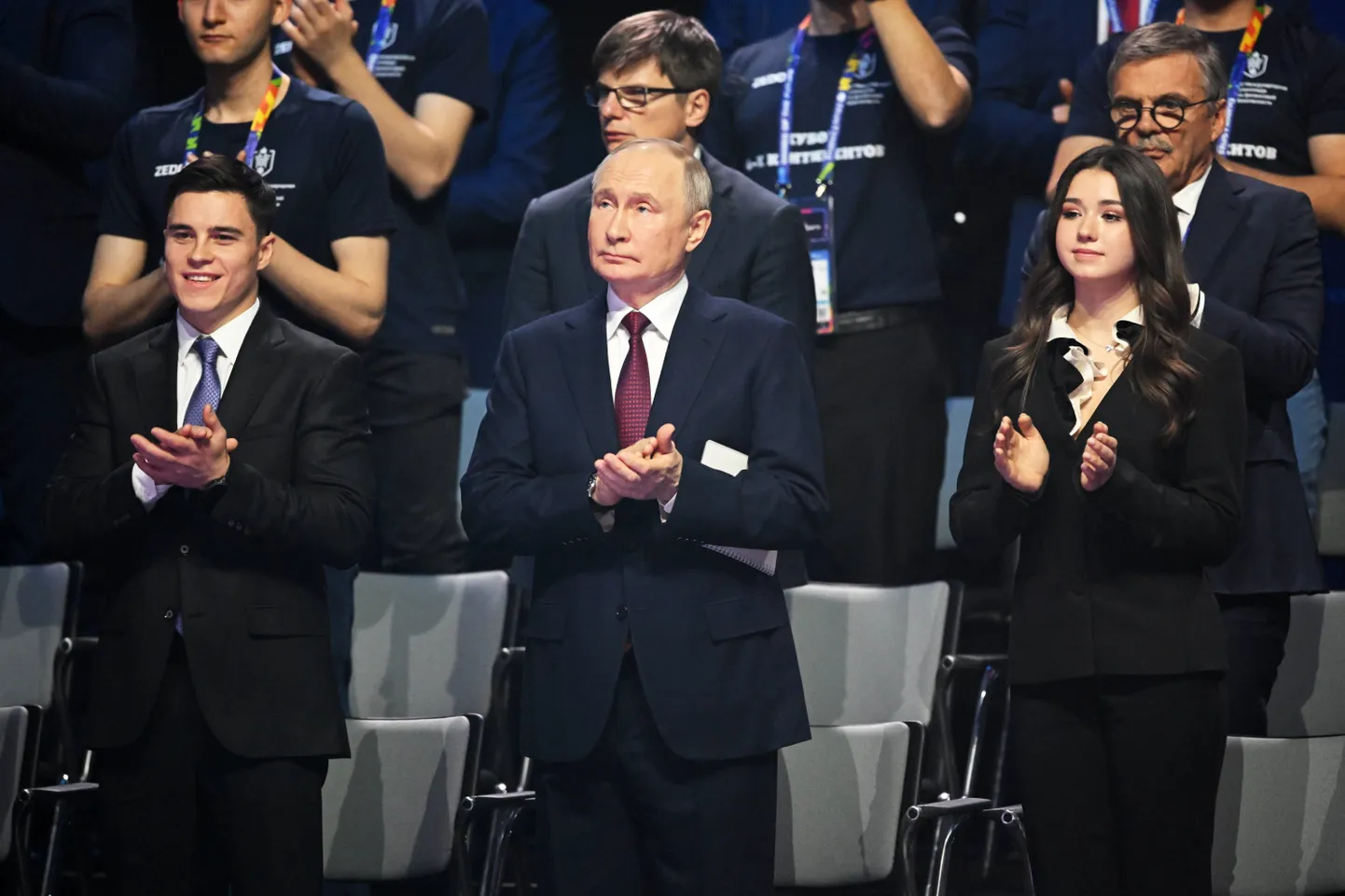Kamila Valijeval (paremal) tuli Tulevikumängude avatseremoonial istuda Vladimir Putini kõrval.