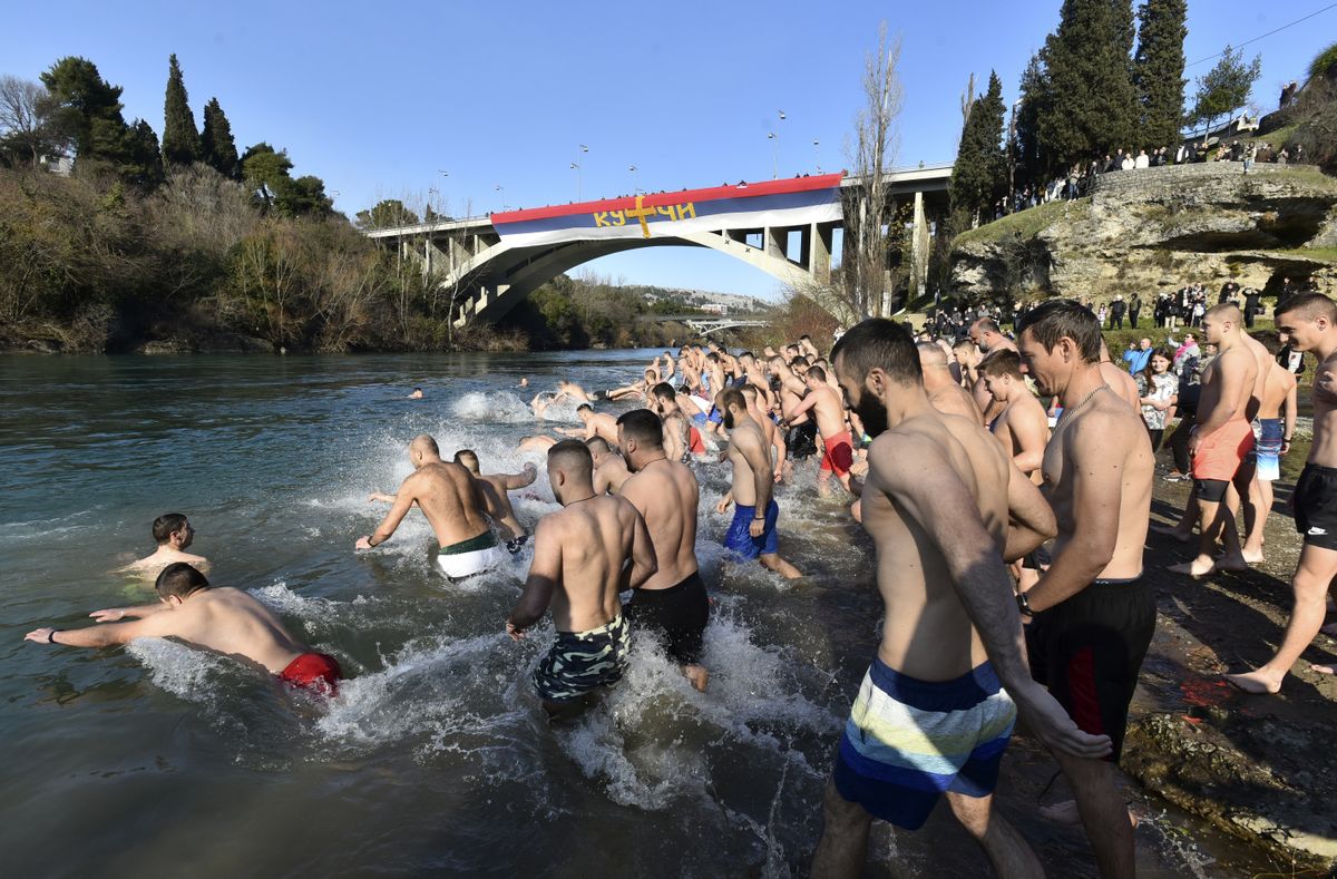 Январское купание в Подгорице на православный праздник Крещения. 