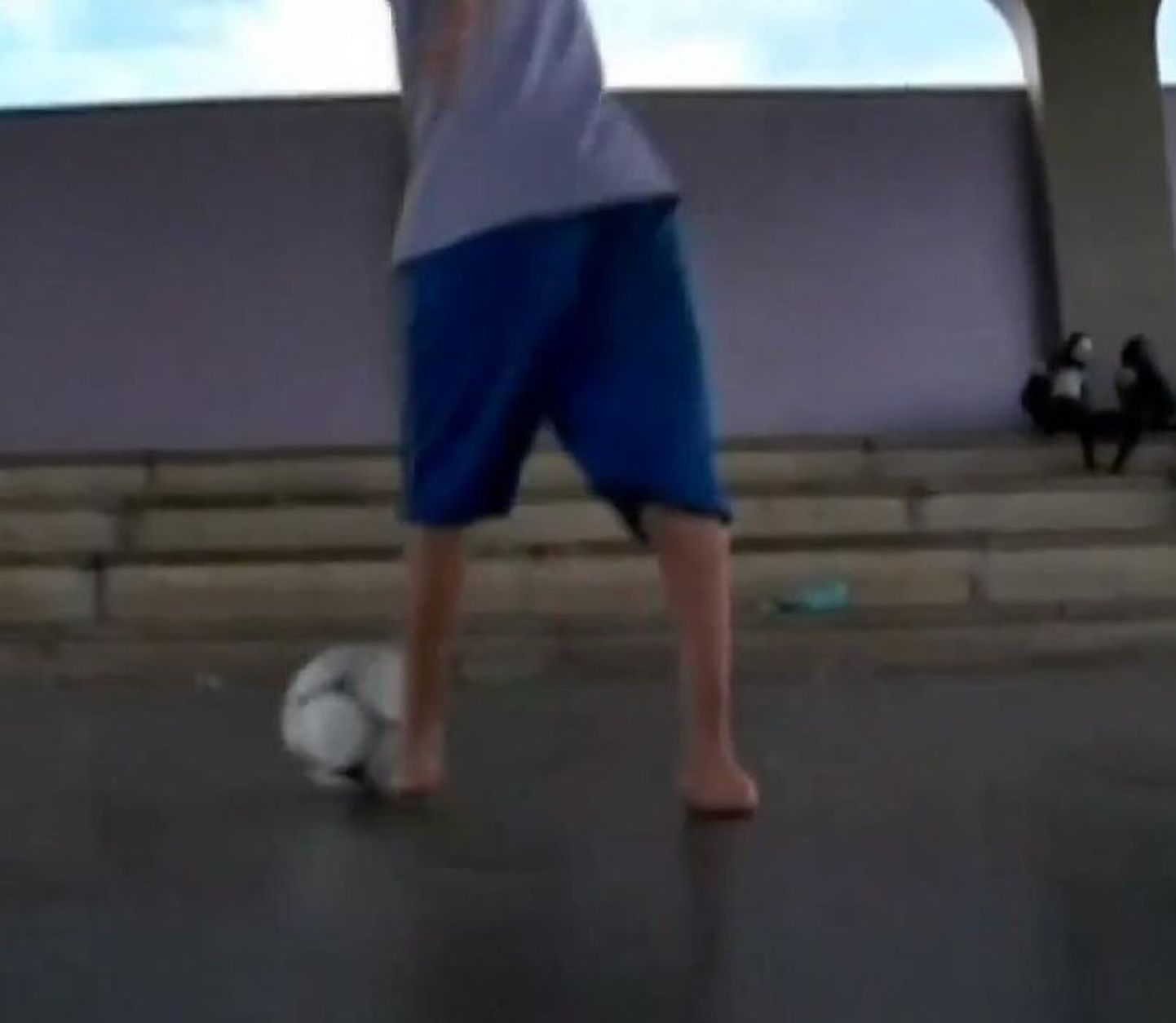 Jalalabadeta Brasiilia poiss suudab jalgpalli mängida