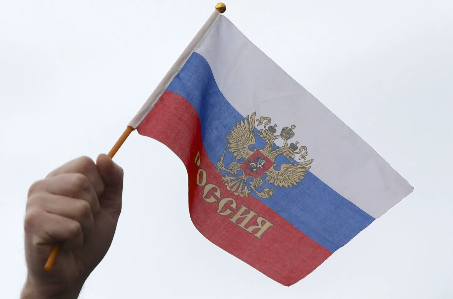 Симферополец размахивает российским флагом на главной площади города.