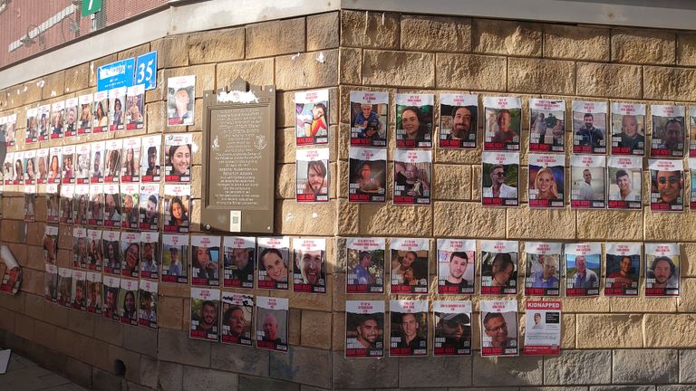 Портреты заложников, находящихся в плену у ХАМАС, размещенные на заборе вокруг Министерства обороны Израиля. Люди напоминают чиновниками и военным о пленниках. 