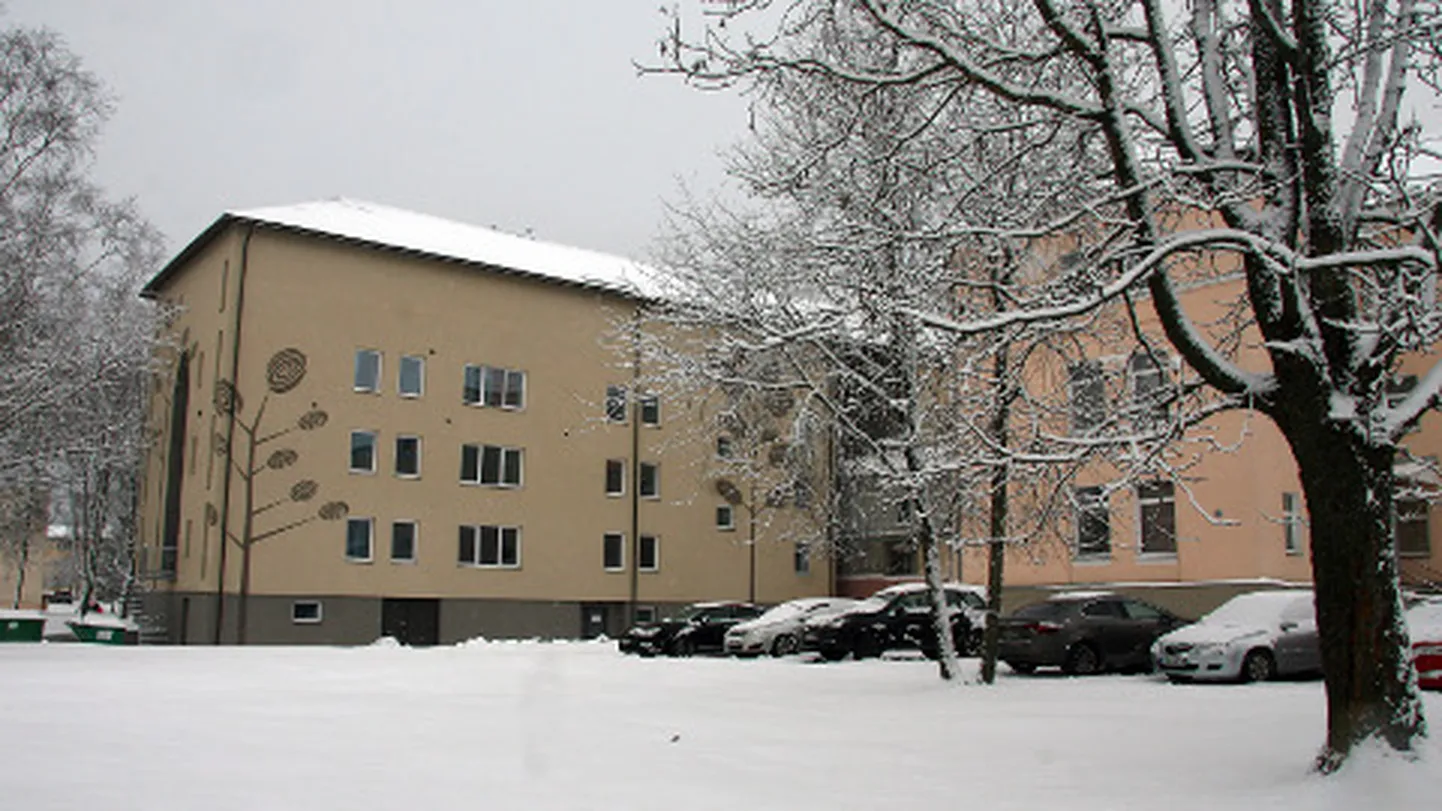 Aasta alguses tuleb Jaama t 34b hoone (pildil) ehitustöödeks vabastada, mis tähendab, et sealt tuleb ära kolida Jõhvi noorukite ravi- ja rehabilitatsioonikeskus. Selleks sai OÜ Corrigo vallalt kümneks aastaks oma kasutusse Jõhvi hooldekeskuse hoone vasaku tiiva ühe korruse.