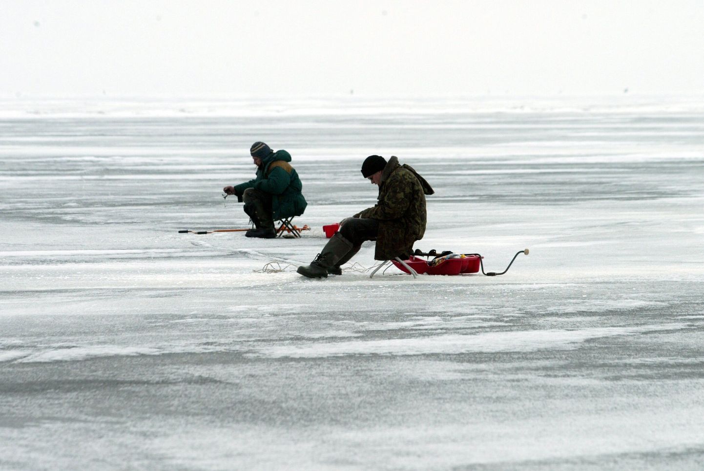 Kalamehed Peipsi jääl.