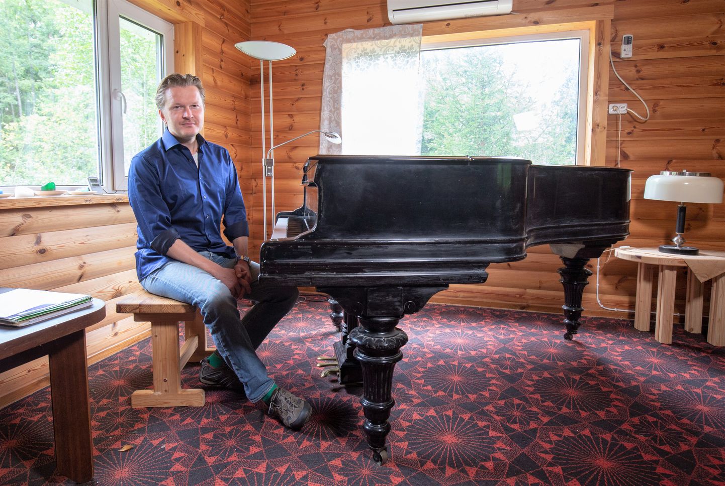 Kristjan Randalu oma koduse klaveri taga.