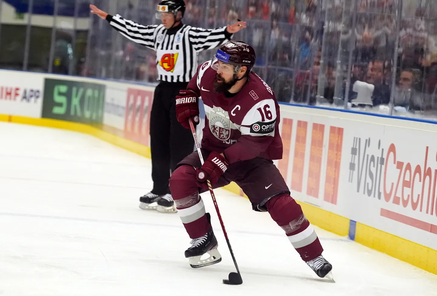 Каспар Даугавиньш в игре ЧМ по хоккею Латвия - Франция