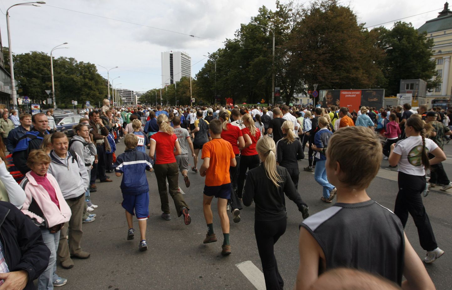 Sügisjooks täidab Tallinna kesklinnas sõiduteed jooksjatega.