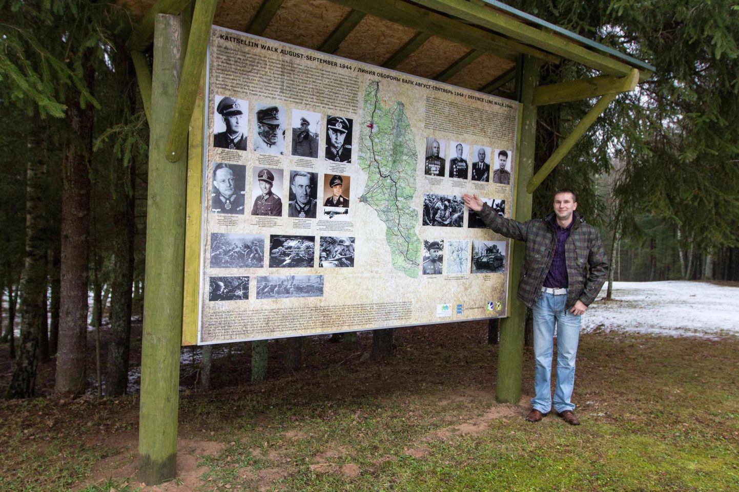 Arvo-Käre talu perepoeg Ergo Viks näitab tahvlit, kuhu on jäädvustatud kohaliku sõjaajalooga seotud isikud.