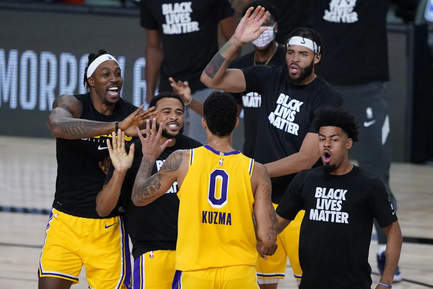 Mängusangar Kyle Kuzma meeskonnakaaslastelt õnnitlusi vastu võtmas.