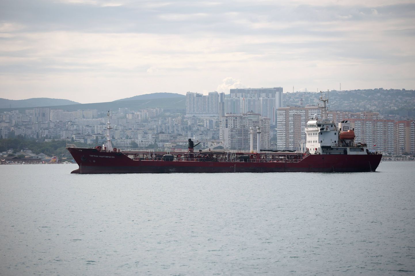 Нефтяной танкер «Тигран Мартиросян» в порту Новороссийска.