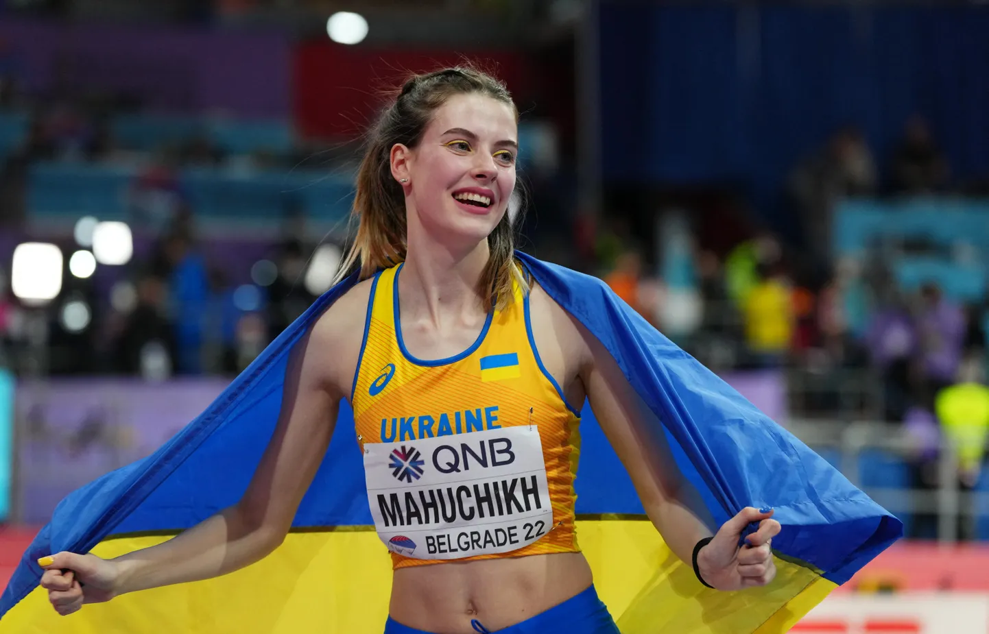 Võidukas Jaroslava Mahutšihh võttis kohe võistluse järel Ukraina lipu õlule ega pannud seda hetkekski käest ka hiljem paar tundi intervjuusid andes.