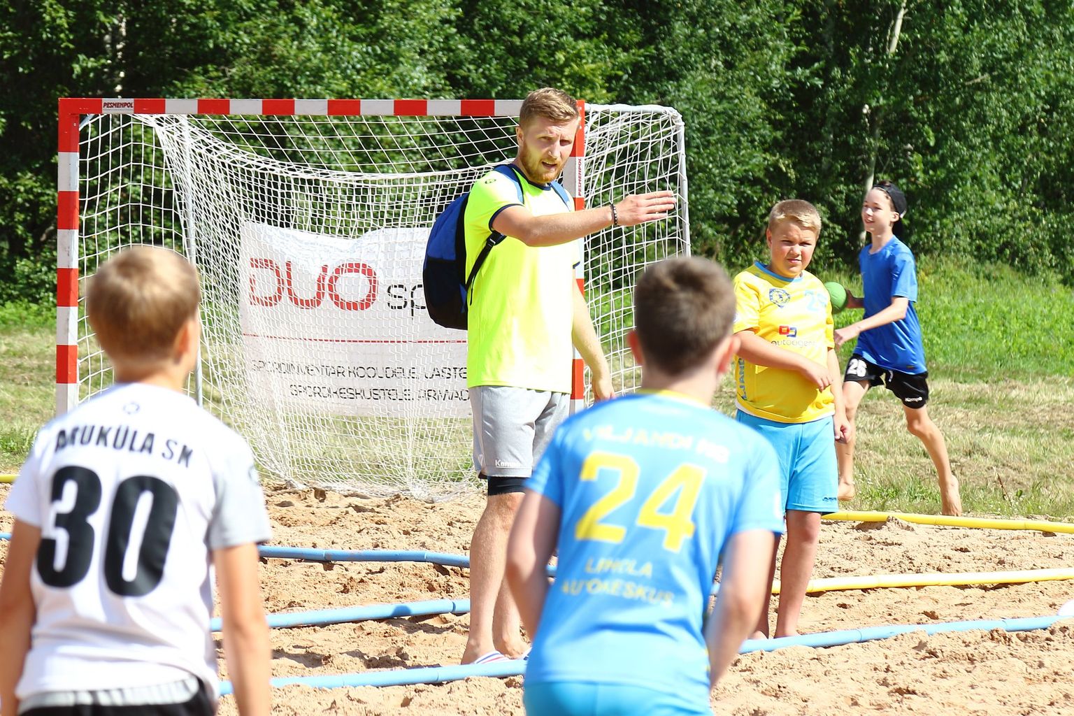 Viljandi noored kuulasid Alatskivi rannakäsipallietapil Saksamaal mängiva Eesti koondise väravavahi Rasmus Otsa õpetussõnu.