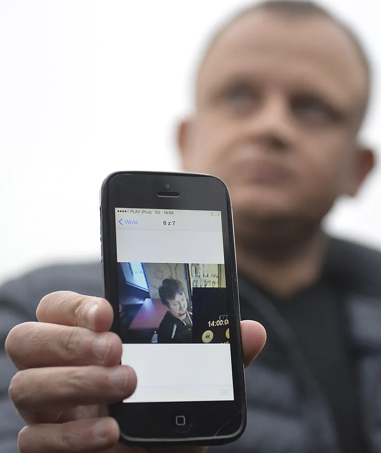 Ariel Zurawski näitamas fotot autojuht Lukasz Urbanist