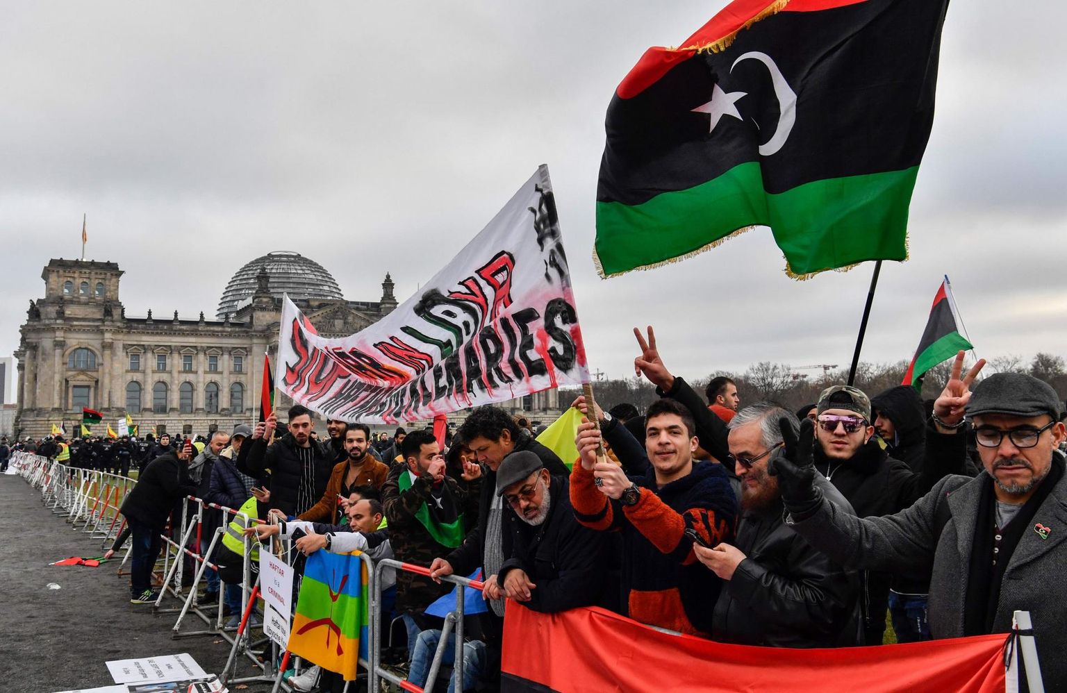 Eile Berliinis toimunud tippkohtumise ajal nõudsid Saksamaa Riigipäevahoone juurde kogunenud protestijad sõjategevuse lõpetamist Liibüas. 