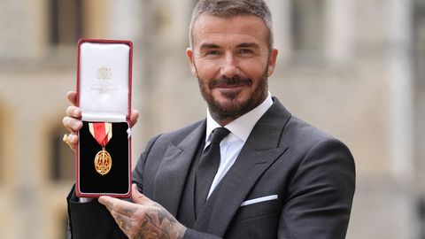 ФОТО И ВИДЕО ⟩ Дэвида Бекхэма официально посвятили в рыцари