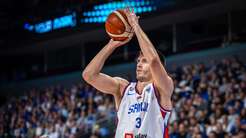 Serbijas basketbolists Petruševs saņem naudas sodu par sitienu pretiniekam