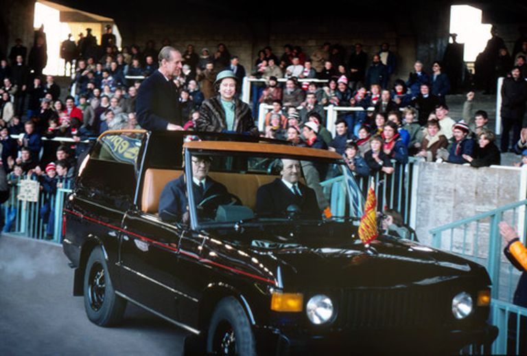 Karaliene ierodas uz regbija spēli Kārdifā, kur 1980.gadā spēkiem mērojās Anglija & Velsa pret Skotiju & Īriju 
