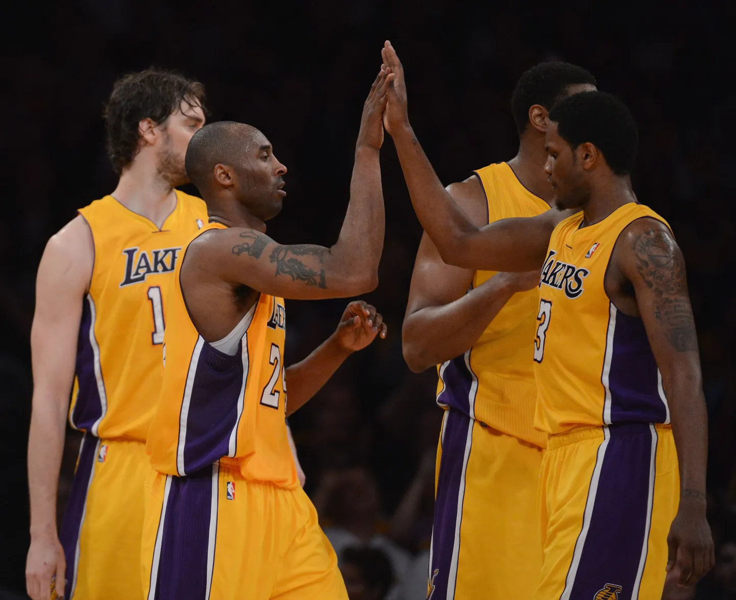 Los Angeles Lakersi meeskonna korvpallurid. Esiplaanil Kobe Bryant (vasakul) ja Devin Ebanks.