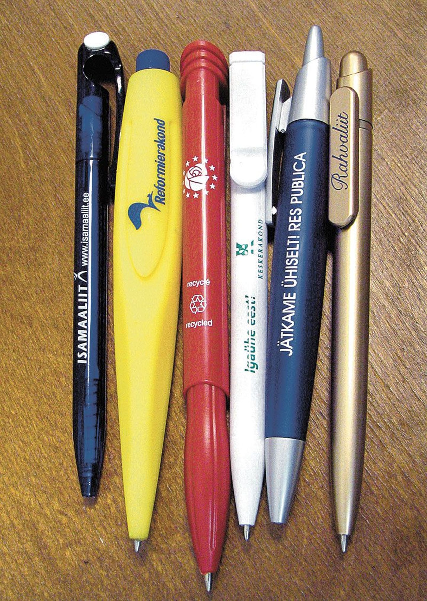 Ручки с эмблемами партий.